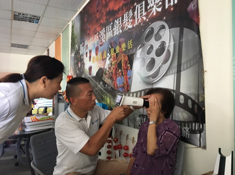 偏鄉巡迴眼部檢測(圖片提供：國眾電腦)