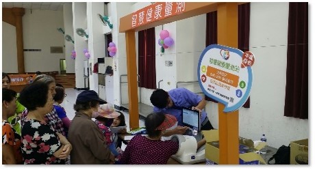 於社區或人流聚集處佈建據點,提供衛教影片與生理量測服務(照片提供:先進醫資)